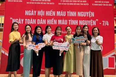 Hình ảnh đội ngũ trường tiểu học Nguyễn Thị Minh Khai tham gia hiến máu tình nguyện