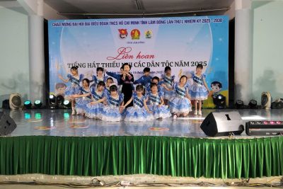 Hình ảnh đội văn nghệ đạt giải nhất cuộc thi Tiếng hát thiếu nhi các dân tộc năm 2025 do Tỉnh Đoàn Lâm Đồng tổ chức